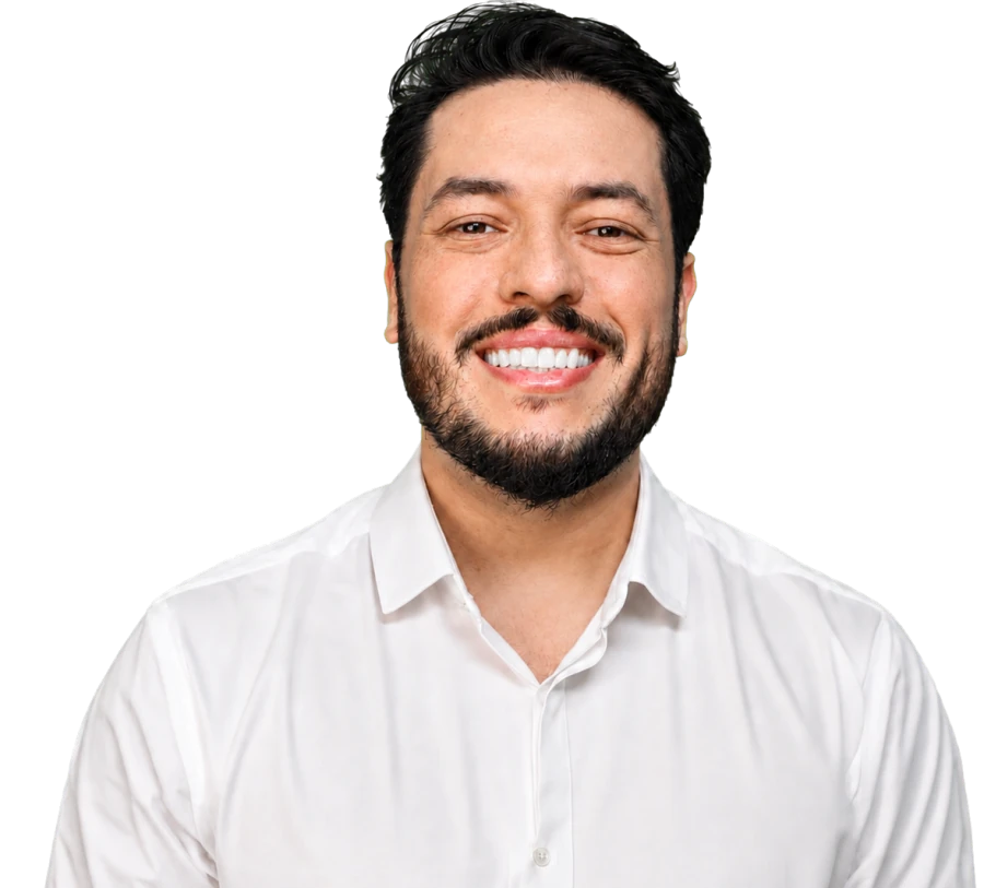 Diego Tavares sorrindo, em retrato de meio busto