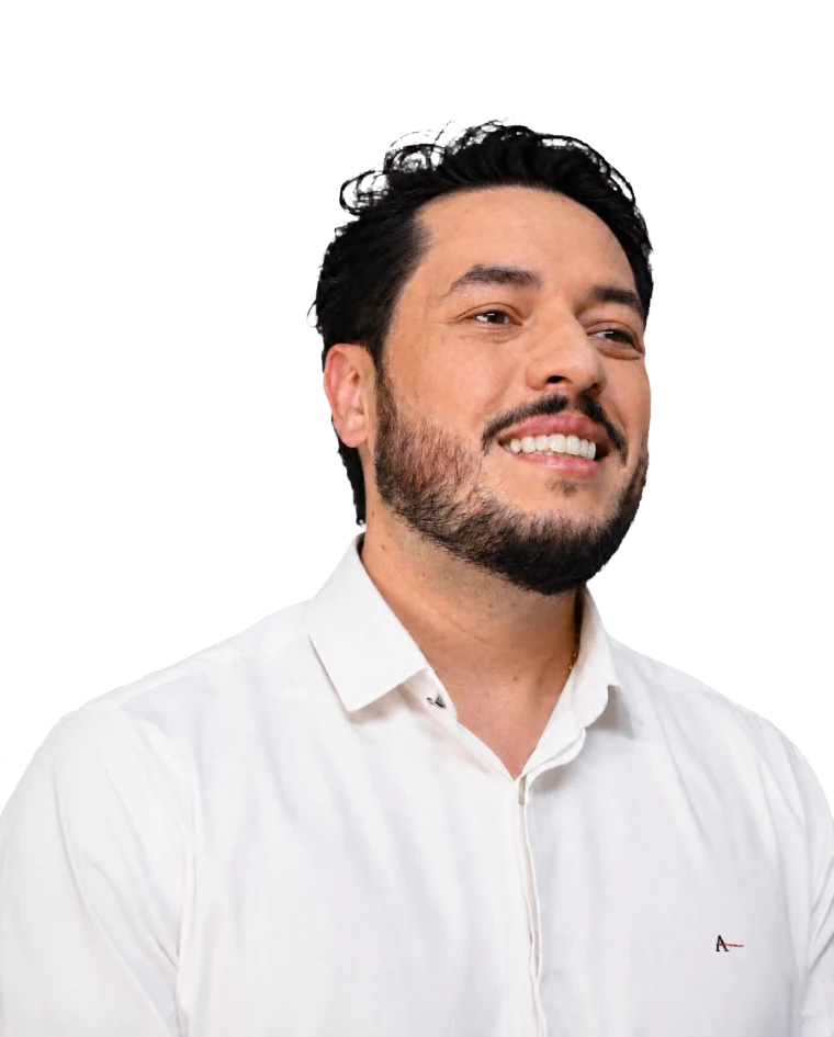 Diego Tavares sorrindo, usando camisa branca